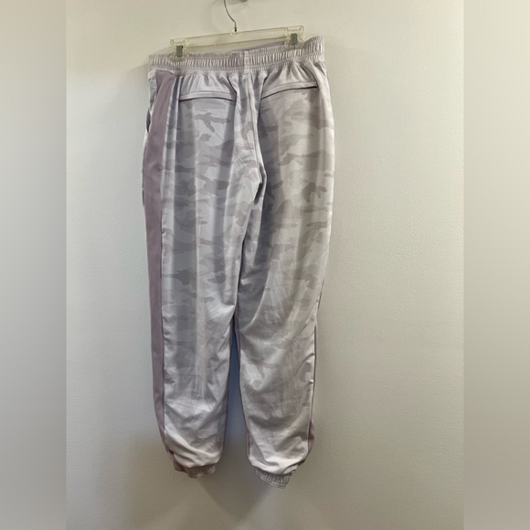 @ Athleta Brooklyn Lined Camo Jogger Shasta - Picture 12 of 15